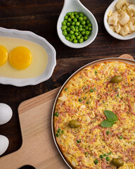 Omelete de ovos com ervilha, palmito e presunto