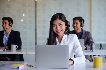 Obraz premium Female operator with her team before communicates with the client.