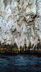 Acantilado rocoso con mar oscuro por la oxidación natural