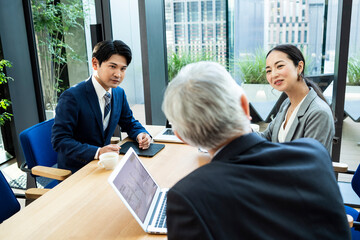 都心の企業で働くビジネスチームの会議風景