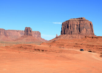 Fototapeta premium Monument Valley landscape in Arizona with the scenic drive seen in the distance