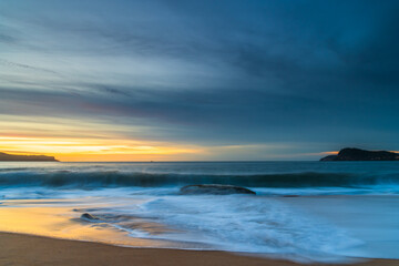 Fototapeta premium High Cloud Sunrise Seascape with Soft Shades of Colour