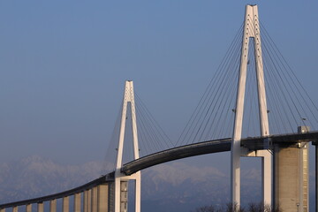 Fototapeta na wymiar 快晴の空と吊り橋の風景