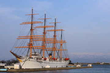 Fototapeta na wymiar 港に停泊する帆船