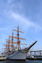 Fototapeta na wymiar 停泊する船と橋の風景