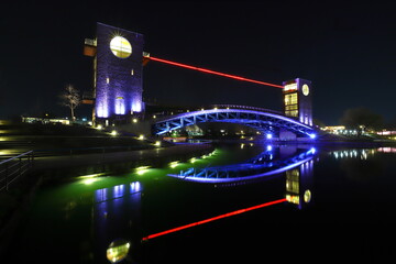 運河にあるライトアップされた橋