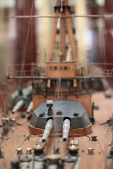 Batería de cañones de la maqueta de un barco