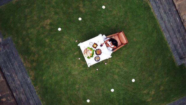 Vue en drone sur une personne en train de manger