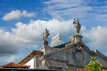 Obraz premium The Church of Saint Francis and the veranda of the stock exchange palace in Porto, Portugal