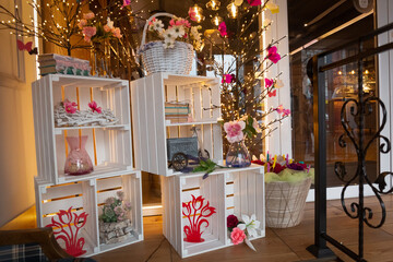The shop window is decorated with flowers and various décor.
