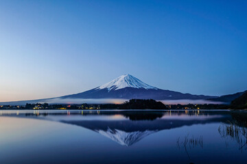 早朝の山梨県の河口湖と富士山