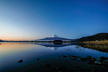 早朝の山梨県の河口湖と富士山