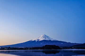 早朝の山梨県の河口湖と富士山