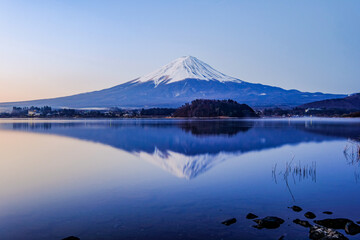 Fototapeta premium 早朝の山梨県の河口湖と富士山