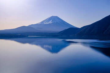 山梨県の本栖湖からの富士山