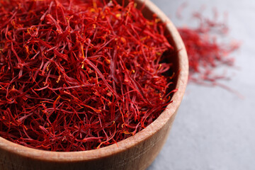 Fototapeta premium Dried saffron in bowl on table, closeup