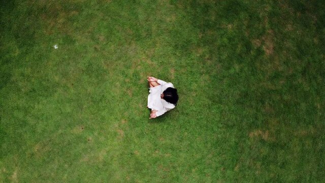 Vue en drone sur une personne en m&eacute;ditation