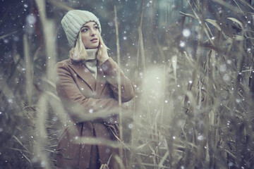 Fototapeta na wymiar autumn fashionable portrait romantic girl in grass, travel seasonal look