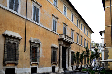 Fototapeta na wymiar old palace facade - Rome, Italy