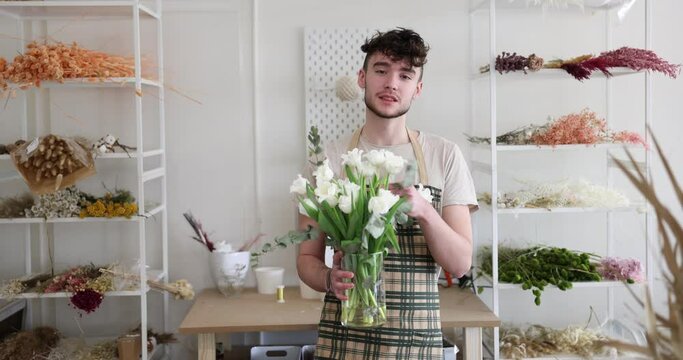 Junger Mann mit Tulpenstrauß