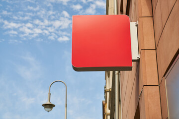 Rotes Schild als Mock-Up Template an Gebäude für Büro