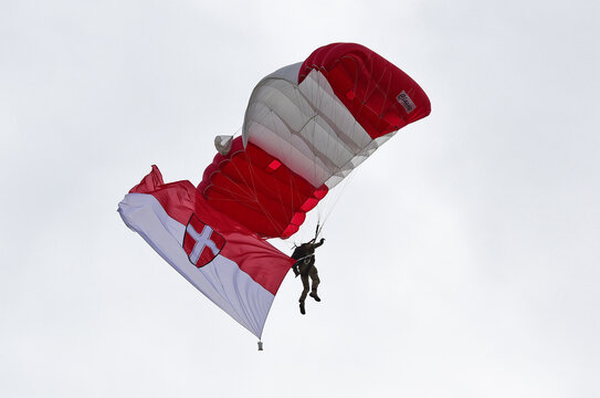 Fallschirmspringer Des Bundesheeres Am Nationalfeiertag 2020 über Dem Heldenplatz In Wien - Parachutists Of The Armed Forces On The National Holiday 2020 Over The Heldenplatz In Vienna