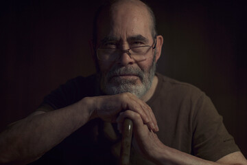 Retrato hombre maduro atractivo sobre fondo oscuro