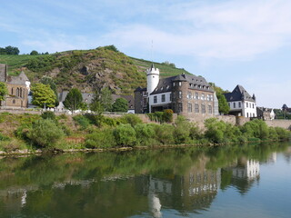 Fototapeta na wymiar Wasserschloss von der Leyen bei Gondorf an der Mosel