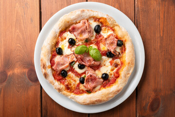 Deliziosa pizza con porchetta e olive nere, Cucina Italiana