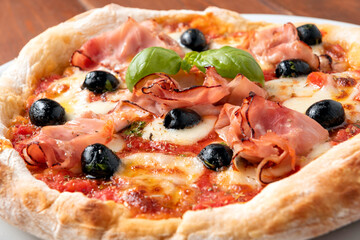 Deliziosa pizza con porchetta e olive nere, Cucina Italiana