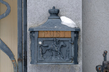 Unusual letterbox in the center of the frame