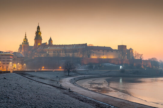 Wsch&oacute;d słońca nad Zamkiem Kr&oacute;lewskim na Wawelu, Krak&oacute;w, Polska