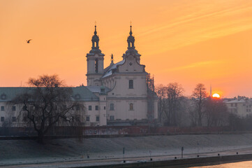 Fototapeta na wymiar Wschód słońca nad Kościołem na skale w Krakowie