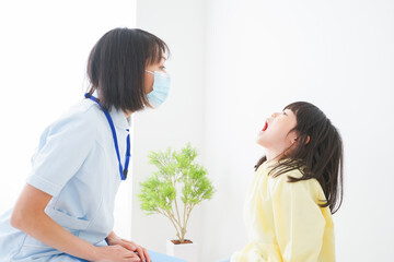 歯医者さんに治療をしてもらう小さな女の子