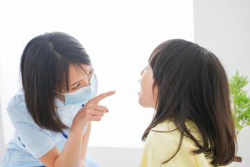 歯医者さんに治療をしてもらう小さな女の子