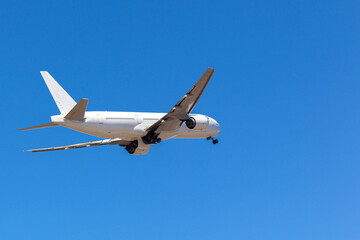 Obraz premium Passenger airplane flying against clear blue sky