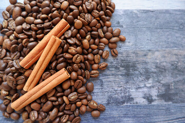 Love coffee concept. Coffee beans and Heart symbol on a vintage dark wooden background for cafe menus, brochures and event design. コーヒー豆とシナモンスティック、カフェイベント、コーヒーデザイン背景