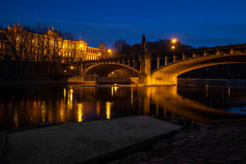 Maximiliansbrücke mit Maximilianeum in München zur blauen Stunde