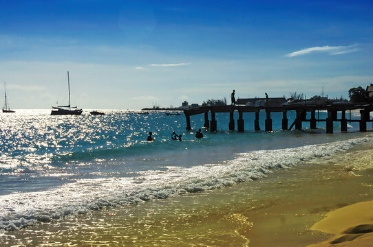 Plage de Bridgetown Barbade mer des Cara&iuml;bes dans une ambiance de contre jour en ombre chinoise