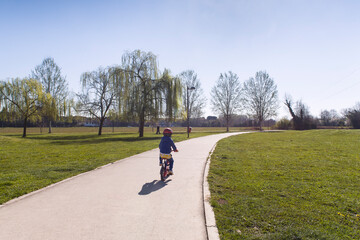 Sport all&rsquo;aria aperta in primavera giardini e piste ciclabili per bambini parchi immersi nel verde spazi verdi percorsi salute educazione civica