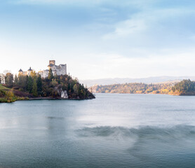Zamek w Niedzicy nad Jeziorem Czorsztyńskim, Pienniny, Polska