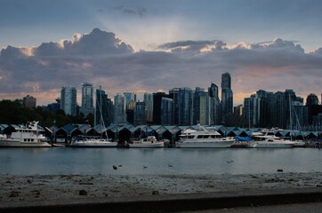 Obraz premium A Panoramic view of Vancouver downtown from Stanley park in Vancouver, Canada