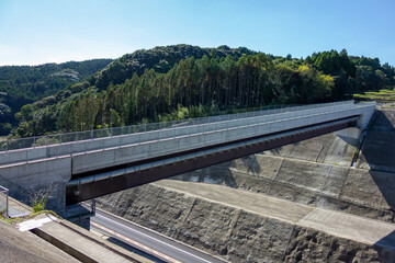 高速道路にかかる交差した道路