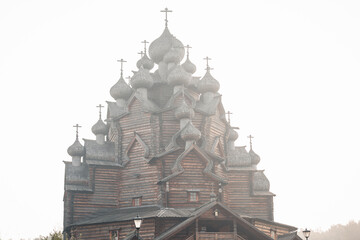 Obraz premium Church in the name of the Protection of the Holy Virgin. Fully wooden church. A masterpiece of ancient architecture. Wooden architecture. The Intercession Church Nevsky Forest Park . St. Petersburg