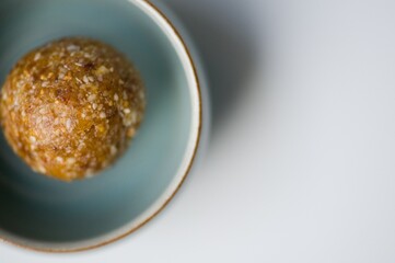 selbstgemachte Energiebällchen mit Mandel, Haselnuss, Aprikose, Datteln und Feige