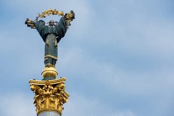 Fototapeta na wymiar Statue on the Maidan in the center of Kiev..
