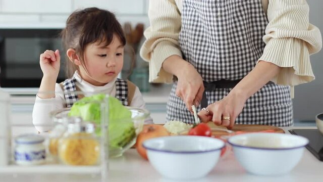 料理をする日本人親子