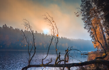 Jesienny Świt Nad Jeziorem  © Wojciech Lisiński