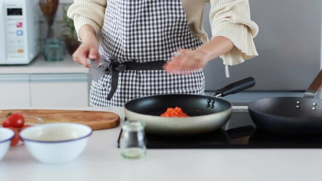 料理をする女性の手元