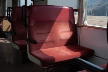 鈍行電車の座席です